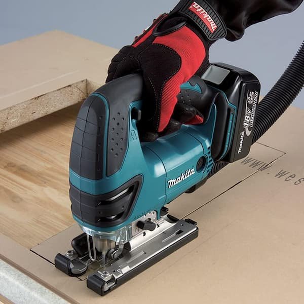 Makita cortando madera